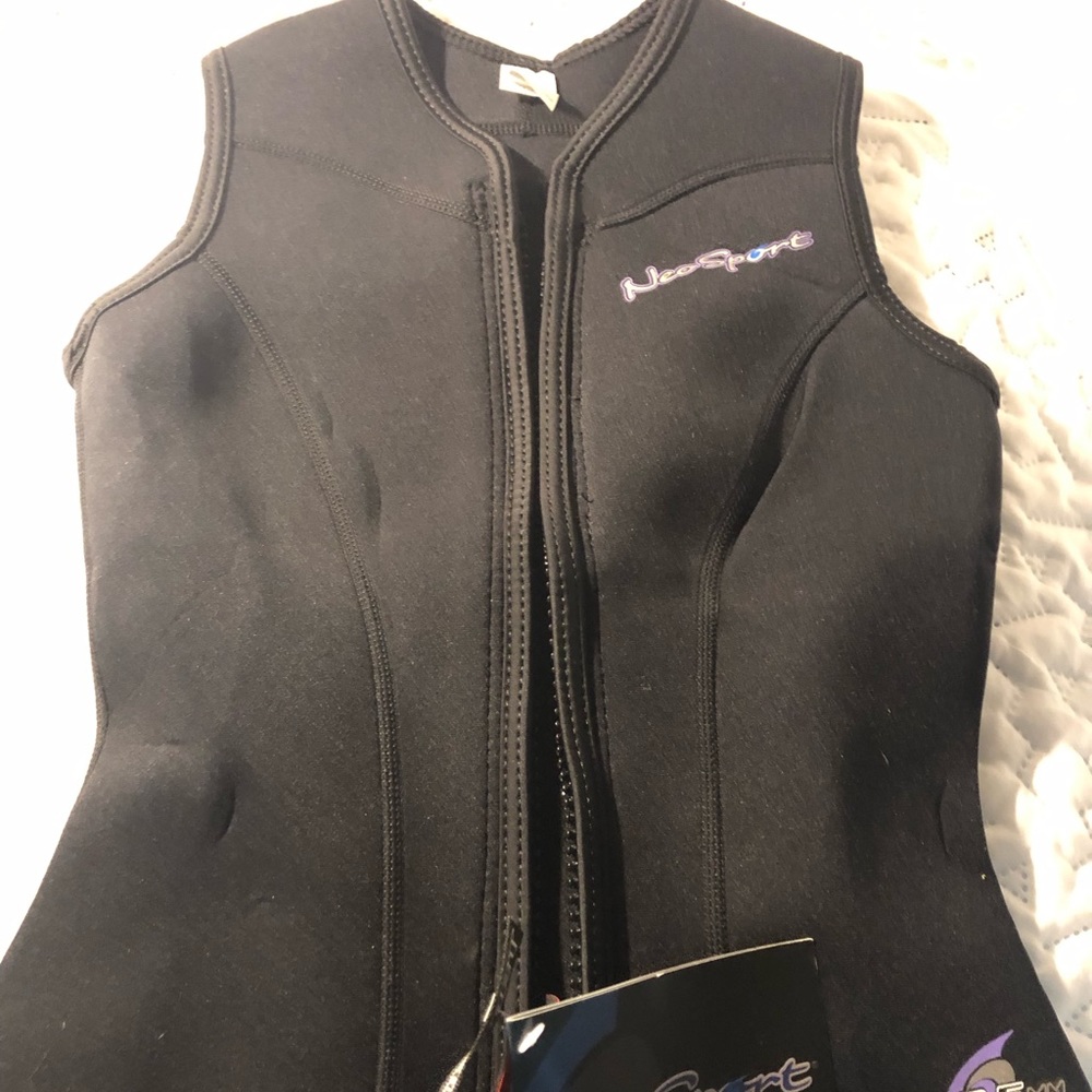 Neosport black wetsuit front zip top
